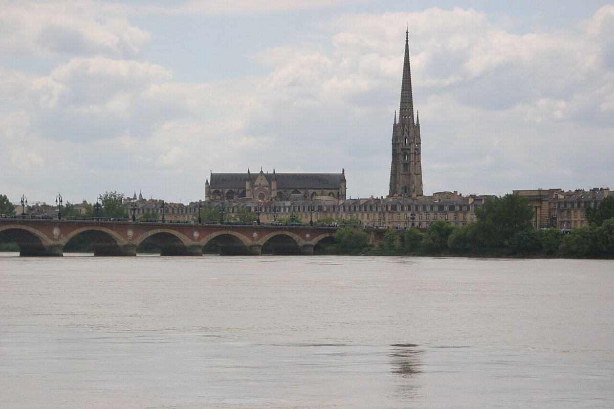 La flèche et la basilique Saint-Michel, à Bordeaux.