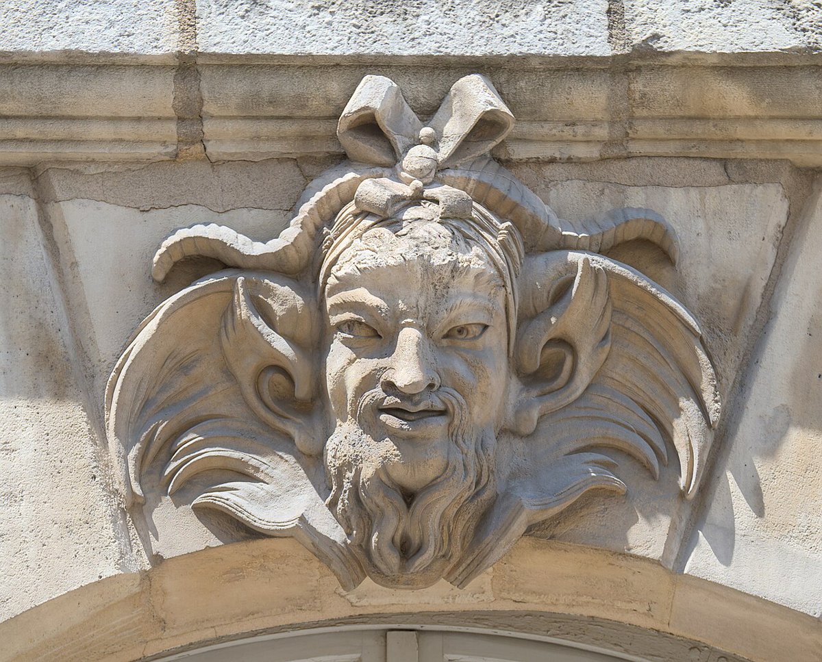 Les mascarons, visages de pierre, à Bordeaux.