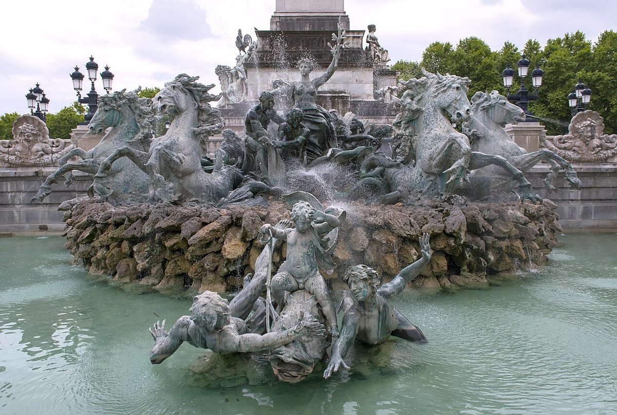 Les Quinconces et le monument aux Girondins, à Bordeaux.