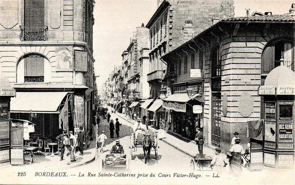 La rue Sainte-Catherine et la place Saint-Projet, à Bordeaux.