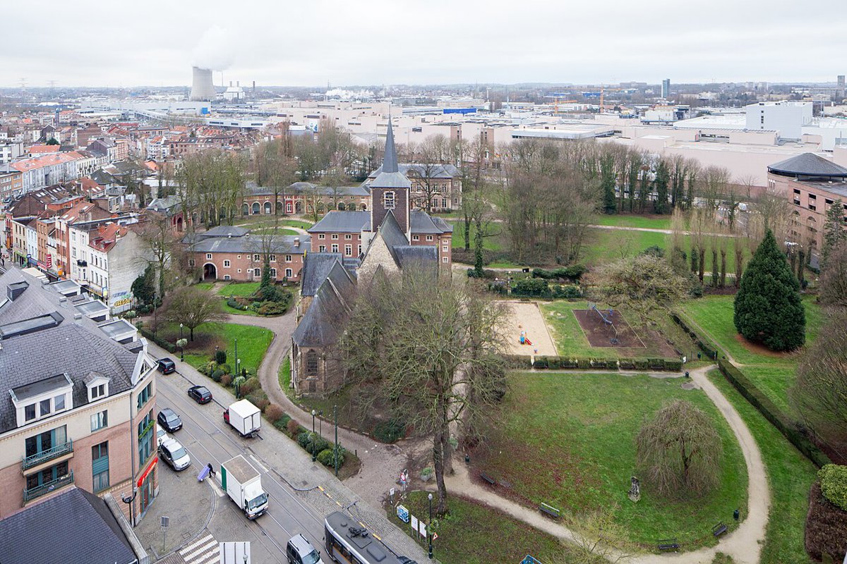 Forest vue d'en haut : l'église Saint-Denis et le parc de l'abbaye.