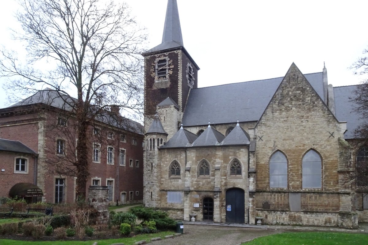 L'église Saint-Denis de Forest et son clocher.